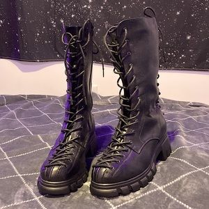 I’m selling because they did not fit. Size 9, black, corset lace combat style.